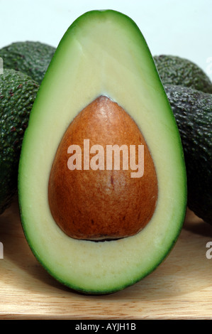 Avocado mit ganze Avocado in Scheiben Stockfoto