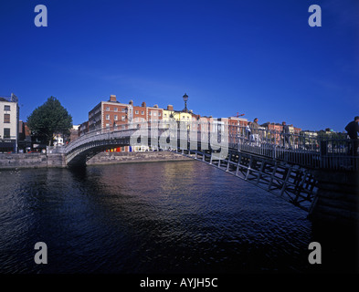 Die Ha' Penny Bridge über den Fluss Liffey in Dublin Irland Stockfoto