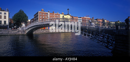 Die Ha Penny Brücke über den Fluss Liffey in Dublin Irland Stockfoto