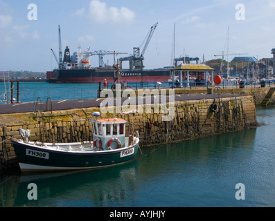 Boot im Inneren Hafen von Falmouth Cornwall England UK Stockfoto