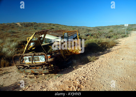 Zerstörten alten Toyota Landcruiser neben der Straße in Australiens Outback Gascoyne Region Western Australia Stockfoto