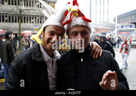 Zwei französische Rugby-Fans in den Straßen von Cardiff während der Einspielzeit bis Wales V Frankreich, 6 Nationen 2008 Stockfoto