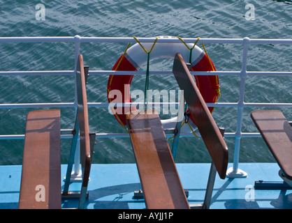 Leben retten Ausrüstung und sitzen auf einem Passagier Fähre Falmouth Cornwall UK Stockfoto