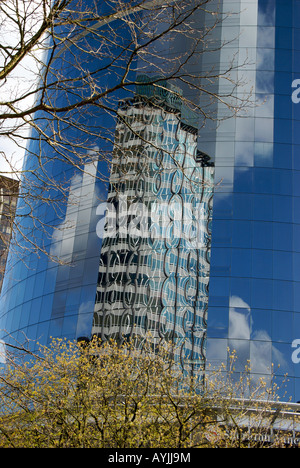 Das ehemalige BC Hydro Gebäude spiegelt sich in den Fenstern des Sheraton Wall Centre Stockfoto