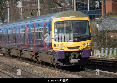 Erster Gruppe Klasse 365 Zug in erste Hauptstadt verbinden Lackierung im Vereinigten Königreich Stockfoto
