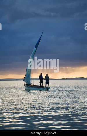 Traditionellen Dhau oder Segelboot in der Silhouette gegen den Sonnenuntergang vor der Küste von Mosambik Stockfoto