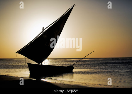 Traditionellen Dhau oder Segelboot in der Silhouette gegen den Sonnenuntergang vor der Küste von Mosambik Stockfoto