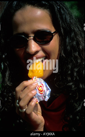 Amsterdam eine junge Frau, die ein Icescream Essen Stockfoto