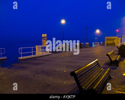 Nachts auf der Prince Of Wales Pier Falmouth Cornwall Stockfoto