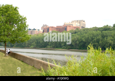 Minneapolis Minnesota USA Ansicht der University of Minnesota Krankenhäuser mit Blick auf den Mississippi River. Stockfoto