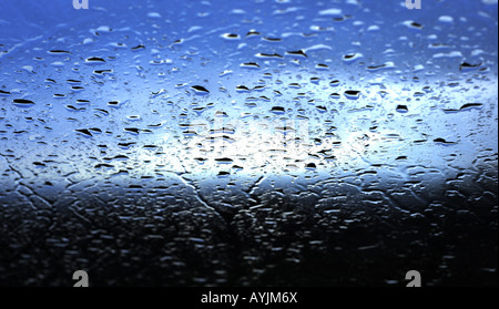 Ein weiteres Elend regnerischen Tag gezeigt, wie Wasser sammelt sich an einem Auto Windschutzscheibe Stockfoto