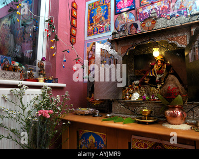 Familie und Durga-Schrein auf Diwali Feiern zu Hause Tooting London England Stockfoto