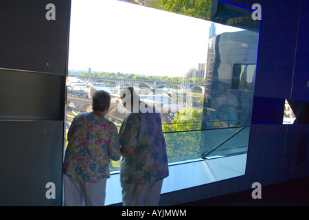 Minneapolis Minnesota USA paar Anzeigen von Mississippi Fluß und St.-Anthony-Fälle vom endlosen Brücke Guthrie Theater. Stockfoto