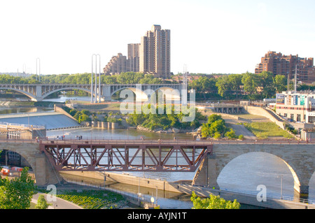 Minneapolis Minnesota USA Zugbrücke von Stone Arch Bridge und Mississippi River Blick vom endlosen Brücke Guthrie Theater. Stockfoto