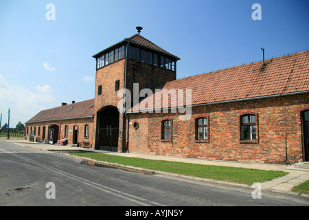 Die wichtigsten SS Wache Haus von außerhalb des Lagers an das ehemalige Konzentrationslager in Auschwitz-Birkenau. Stockfoto