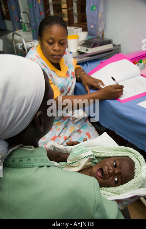 Krankenschwester Rose Behandlung von Babys mit HIV Aids im Mildmay Krankenhaus Kampala-Uganda Stockfoto