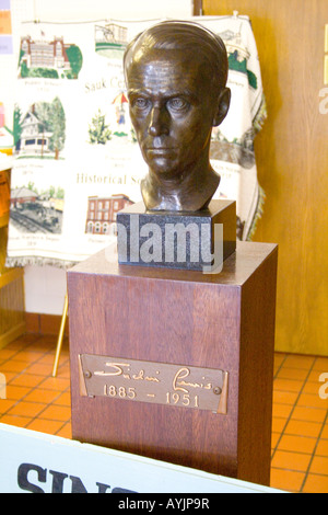 Büste von Sinclair Lewis in der Lobby des Interpretive Center. Sauk Centre, Minnesota USA Stockfoto