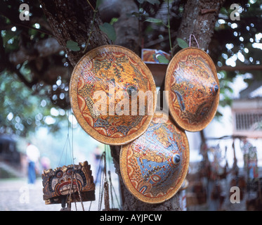 Dekorative asiatische kegelförmige Strohhüte auf Baum, Bali, Indonesien Stockfoto