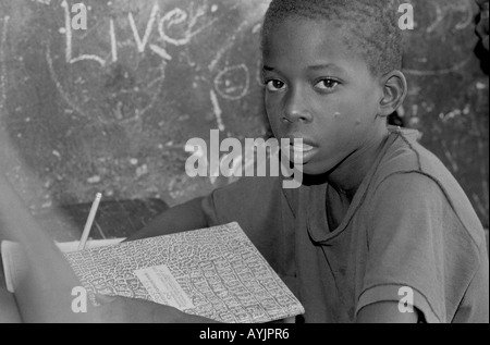 B/W-Porträt eines verwaisten Straßenjungen, der eine Schule besucht, die von einer Wohltätigkeitsorganisation geleitet wird. Kingston, Jamaika Stockfoto