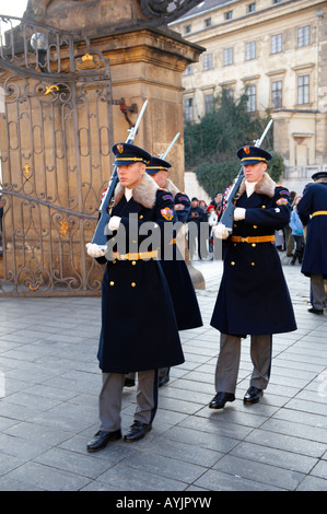 Changing of The Guard auf der Prager Burg - Tschechien Stockfoto