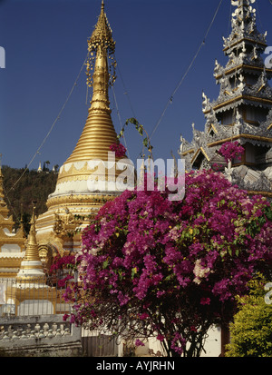 Mae Hong Son Provinz Wat Jong Chong Kam Tempel zwei verzierte Türme Gold Silber Stockfoto