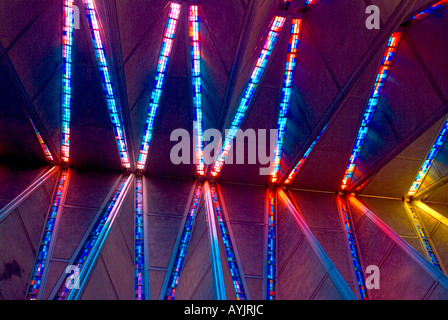 Decke-Schuss von bunten Glasscheiben in die 150 Fuß Türme der berühmten Cadet Kapelle bei der Air Force Academy. Stockfoto