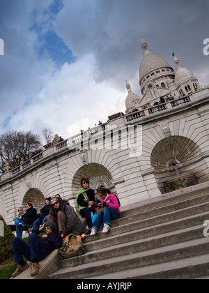 Die Menschen auf den Stufen des berühmten Sacre Coeur Kirche in Montmartre Paris Frankreich Stockfoto