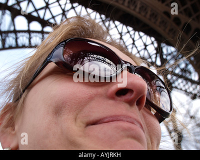 Der berühmte Eiffelturm in einer Frau spiegelt s Sonnenbrille Paris Frankreich Stockfoto