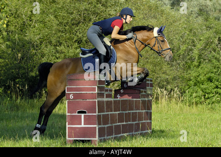 Reiterin mit einem Pony springen Stockfoto