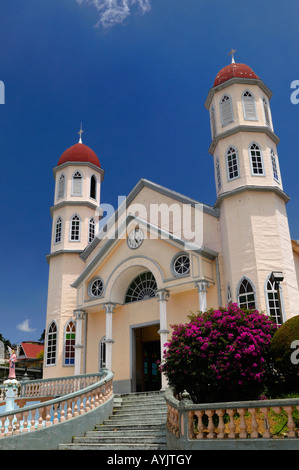 Front der Kirche von San Rafael in Zarcero Costa Rica am Park Francisco Alvardo mit zwei Türmen Stockfoto