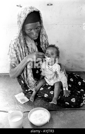 S/W einer somalischen Flüchtlingsfrau, die ihr unterernährtes Kind in einem Notversorgerzentrum an der Grenze zu Somalia ernährt. Kebrebeyah, Äthiopien, Afrika Stockfoto