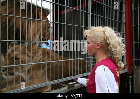 Weibliche Löwenbändiger während der show des Zirkus Renz in Maastricht Stockfoto