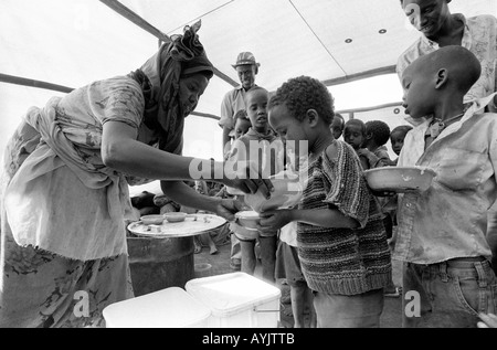 S/W von somalischen Flüchtlingskindern, die in einer Notfütterungsstelle an der somalischen Grenze Nahrungsmittelhilfe erhalten. Kebrebeyah, Äthiopien, Afrika Stockfoto