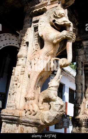 Geschnitzten Statuen neben Eingang, Sree Padmanabhaswamy Tempel, Trivandrum, Kerala, Indien Stockfoto