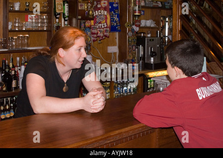 "Beratung aus einer Bardame" Gus O'Connor Pub, Doolin, Co. Clare Irland Stockfoto