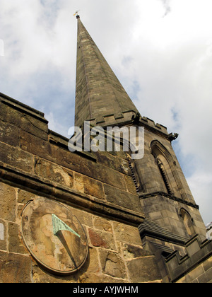 Sonnenuhr und Kirchturm auf Bakewell All Saints church Derbyshire Peak District National Park, England Stockfoto