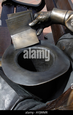 Detail der Mark Lundeen Bank Skulptur; Hut mit Rede Inschrift to do-Liste von Abraham Lincoln statt. Stockfoto