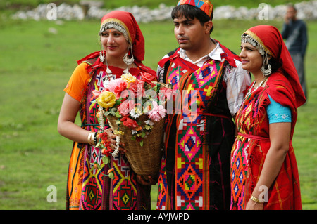 Indien-Vashisht in der Nähe von Manali Kullu Bezirk Himachal Pradesh Nordindien Einheimischen in traditioneller Kleidung Verkauf von Blumen Stockfoto