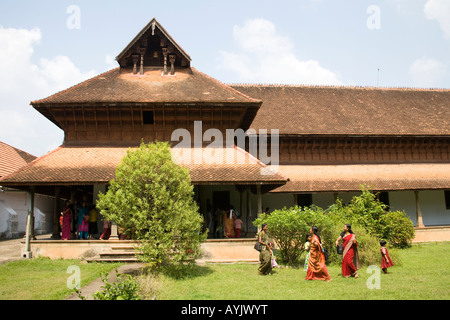 Menschen gehen in den Garten, Puttan Malika Palace Museum, Trivandrum, Kerala, Indien Stockfoto