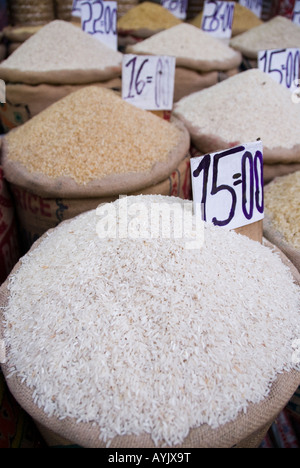 Verschiedene Qualitäten und Arten von Reis für Verkauf auf einem Markt in Indien Stockfoto