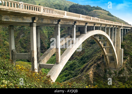 Rocky Creek Bridge aus dem Jahr 1932 auf dem Highway 1 in der Nähe von Monterey Kalifornien Küste Stockfoto