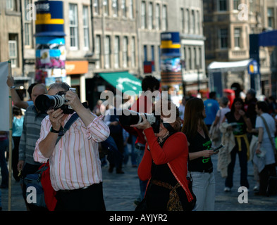 Männliche und weibliche Fotografen unter Bilder, Edinburgh Fringe Festival, Schottland Stockfoto