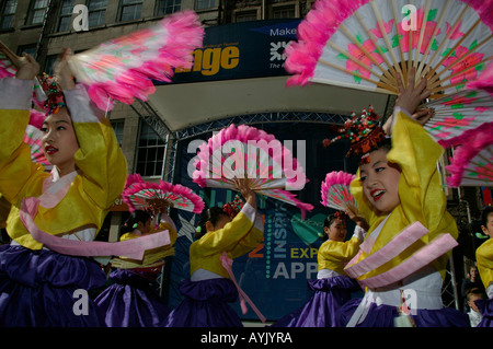 Junge koreanische Tänzer mit Fans, die Förderung ihrer Bühne zeigen Edinburgh Fringe Festival, Schottland Stockfoto