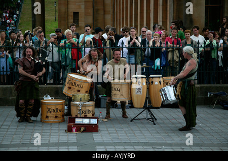 Clan ein Drumman schottischen drum Band Gruppe beim Edinburgh Fringe Festival Schottland Stockfoto