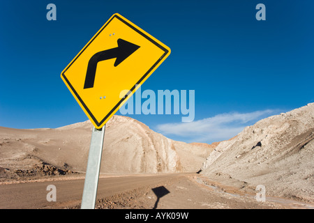 Verkehrszeichen auf großer Höhe Wüstenstraße in der Atacama-Wüste in Chile, Südamerika Stockfoto