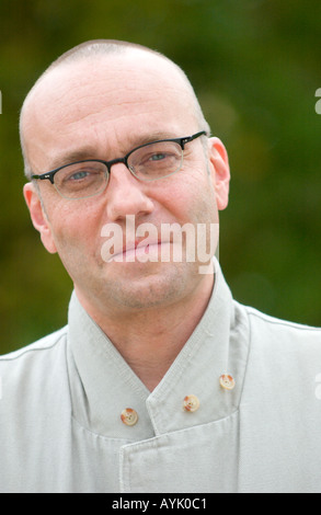 Glatze Mann in seinen Vierzigern mit Brille schauen geradeaus Stockfoto
