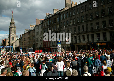 Straßenkünstler, kopfüber, Edinburgh Festival Fringe Schottland, UK, Europa Stockfoto