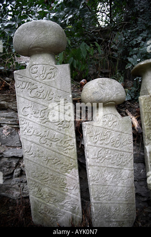 Islamische Grabsteine in Karacaahmet Friedhof. Üsküdar, Istanbul, Türkei Stockfoto