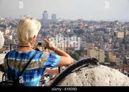 Weibliche Touristen nehmen Foto von Istanbul Stadtbild von oben von der Galata-Turm. Beyoglu, Istanbul, Türkei Stockfoto