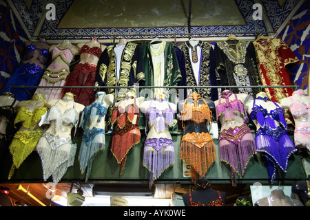 Bauchtanz-Outfits für Verkauf auf dem Basar. Istanbul, Türkei Stockfoto